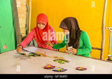 paint rock single muslim girls I do paint my nails and i'm muslim all muslim girls in my school wear makeup home society & politics are female muslims not allowed to paint their nails. paint rock single muslim girls I do paint my nails and i'm muslim all muslim girls in my school wear makeup home society & politics are female muslims not allowed to paint their nails.