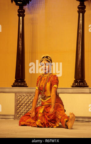 Bharatanatyam Dancers Wearing Traditional Clothing In Tamil Nadu South