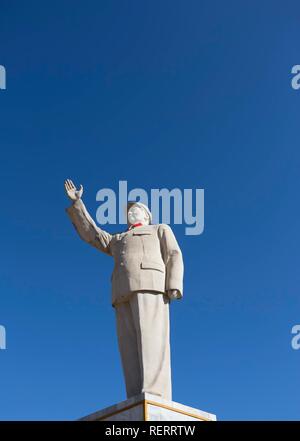 Statue Of Mao Tse Tung Mao Zedong Dominates Tianfu Square In Downtown