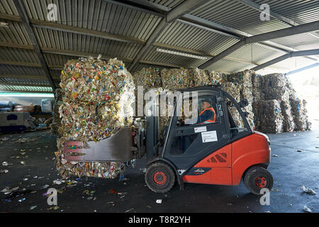 10 May 2019 Rhineland Palatinate Bärenbach An employee shows the