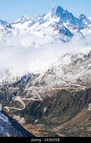 Gewundene Passstraße in den Schweizer Alpen Blick vom Grimsel Pass auf