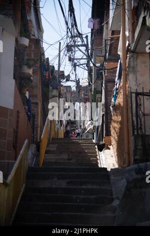 Das Barrio Pablo Escobar Wurde In Medellin Kolumbien Erbaut