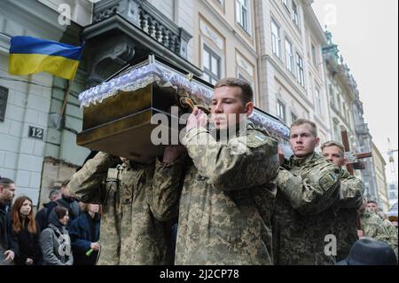 Ukrainische Soldaten tragen den Sarg ihres Kameraden während der