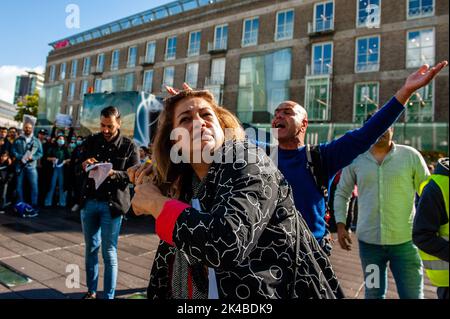 Eine iranische Frau wird während der Demonstration gesehen wie sie