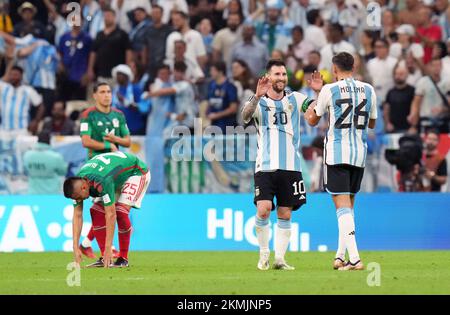 Argentiniens Lionel Messi Links Und Nahuel Molina Feiern Nach Dem