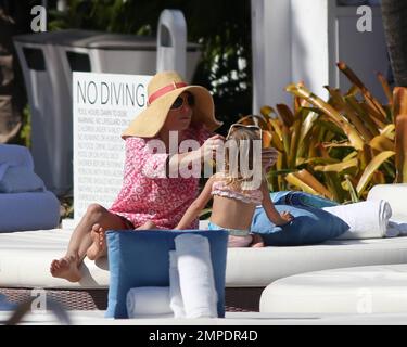 Bethenny Frankel Verbrachte Den Tag Am Pool In Miami Beach Mit Ihrer