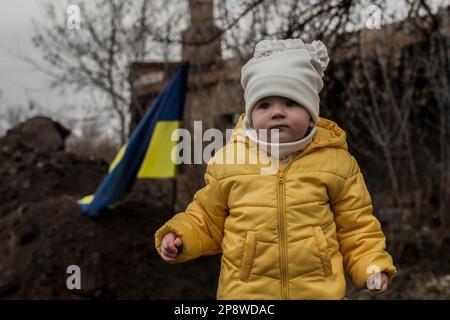 Kleines Mädchen vor den Verteidigungsstrukturen der ukrainischen Armee