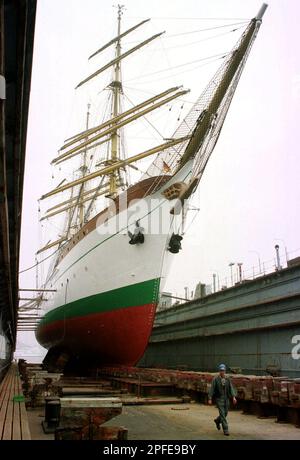 Das Segelschulschiff Der Bundesmarine Gorch Fock Mitte Segelt Am