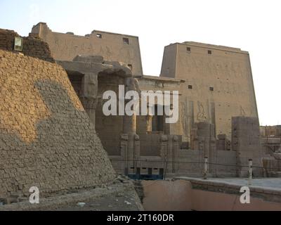 Der Tempel von Edfu aus der hellinistischen Zeit des alten Ägypten ist