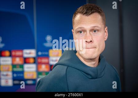 Viktor Claesson Des Fc Kopenhagen W Hrend Der Pressekonferenz Des Fc