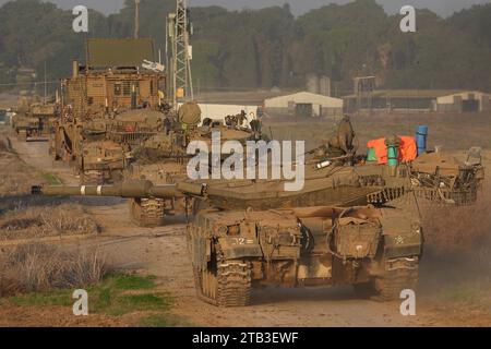 Israelische Militärpanzer Rollen in der Nähe der Grenze zum