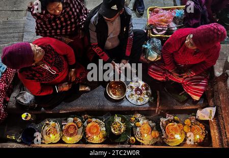 Kathmandu Nepal Dezember 2023 Frauen zünden Öllampen während des