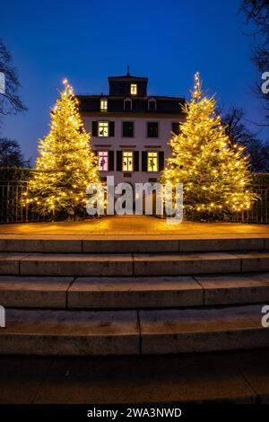 Holzhausenschlösschen mit beleuchteter Fensterfront zur Weihnachtszeit