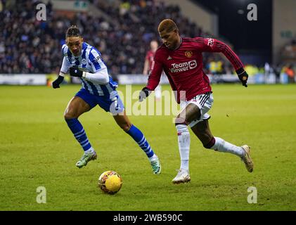 Sean Clare Von Wigan Athletic Und Kobbie Mainoo Von Manchester United