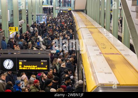 Überfüllte Bahnsteige Ubahn Alexandersplatz Berlin Deutschland Berlin