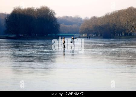 Der Decksteiner Weiher In K Ln Ist Zugefroren Zahlreiche Menschen