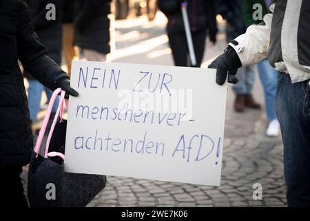 Bilder während der Demonstration Haltung zeigen Gegen