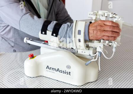 Patient mit assistivem Roboter für Rehabilitation der oberen