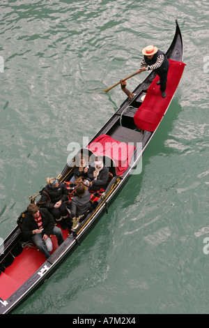 Touristen In Der Gondel Erkunden Canal Grande Rialto Br Cke Im