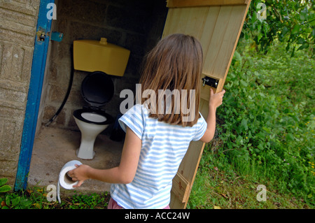Junge Auf Outdoor Toilette / Kleiner junge Kind sitzt auf 