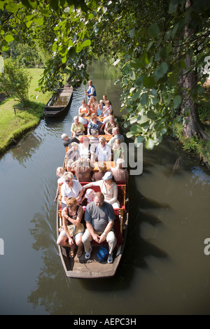 Deutschland Brandenburg Spreeforest Spreewald Boote Mit Touristen Im