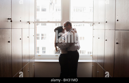 Zwei Frauen In Umkleide Im Fitness Studio Ndern Stockfotografie Alamy