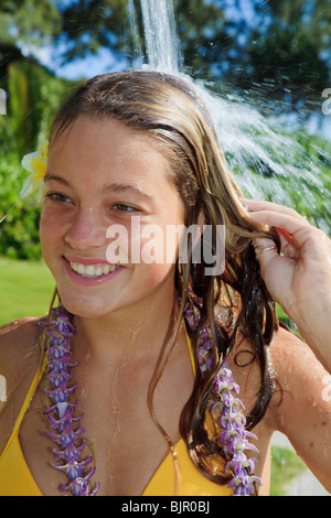 schöne Teenager im gelben Bikini Duschen im freien Stockfotografie Alamy