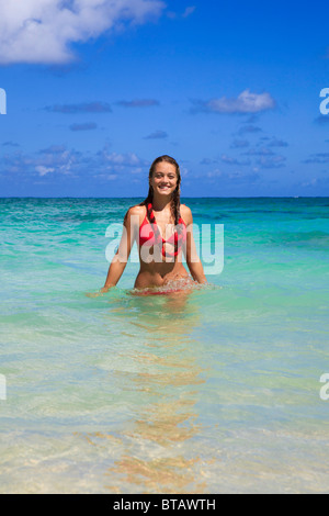 Blondes M Dchen Im Roten Bikini In Hawaii Im Tropenwald Stockfotografie