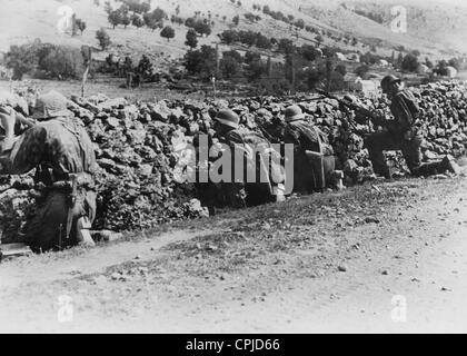 Soldaten Der Waffen Ss W Hrend Einer Offensive In Ungarn