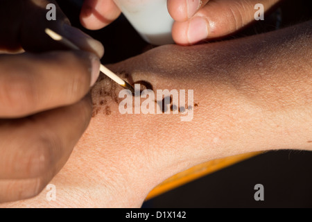 anwendung von henna auf hände stockfoto bild 52053858 alamy anwendung von henna auf hände stockfoto bild 52053858 alamy