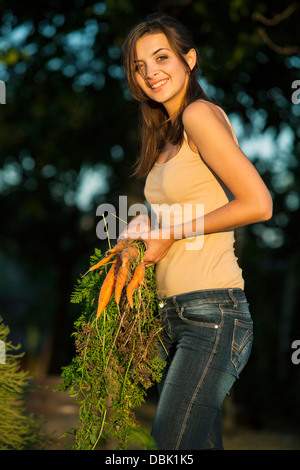 Junge Frauen, die Gartenarbeit, Kroatien, Slawonien, Europa Stockfoto