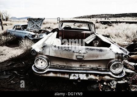 zwei alte verlassene autos in der wuste dg1yn9