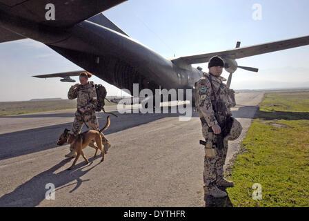 Soldaten Der Isaf Bundeswehr Am Flughafen Im Camp Marmal Mazar E Sharif