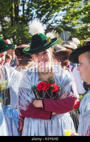 M Dchen In Bayrischer Tracht Garmisch Partenkirchen Bayern