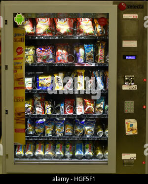 Snacks In Einem Automaten Stockfotografie Alamy