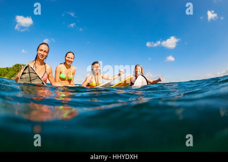 Gruppe Von Jugendlichen Am Strand Im Sommerurlaub Stockfotografie Alamy