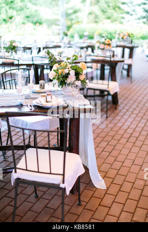 einrichtung business ferienhauser konzept auf garten restaurant es gibt holz vintage tische und stuhle und jeder tisch ist mit besteck serviert kb8581