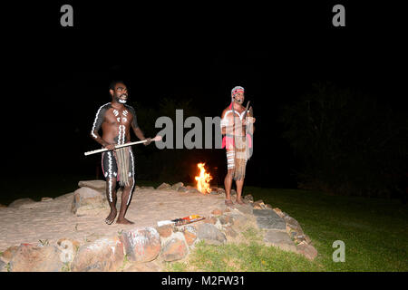 Einheimische T Nzer Im Tjapukai Aboriginal Cultural Park Smithfield