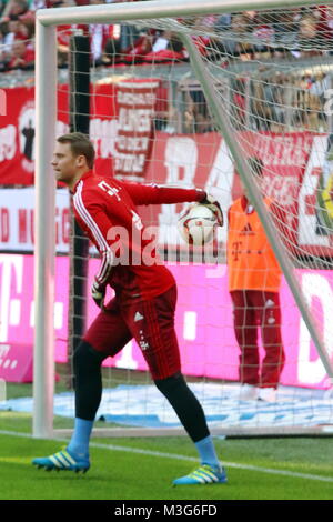 Manuel NEUER Torwart FC Bayern München FCB 1 am Ball Freisteller