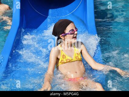 Kind Im Bikini Schiebe Wasserpark Stockfotografie Alamy