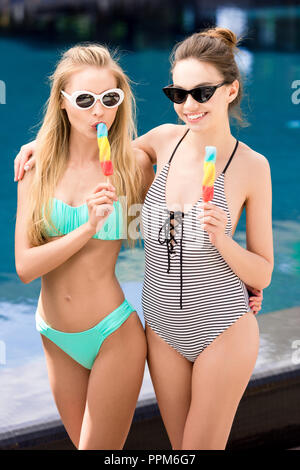 Mädchen im Bikini mit Eis am Strand Stockfotografie Alamy