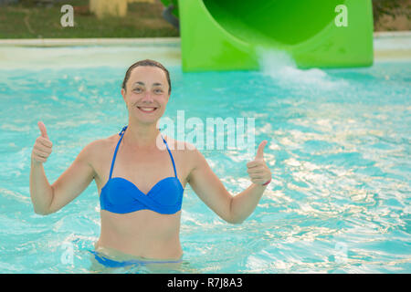 Kind Im Bikini Schiebe Wasserpark Stockfotografie Alamy