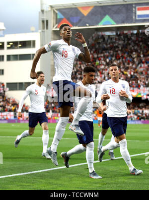 Der Engl Nder Marcus Rashford Mitte Feiert Mit Phil Foden Links Und