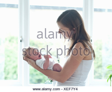 Eine Nackte Mutter H Lt Ihren Nackten Kleinen Sohn Stockfotografie Alamy