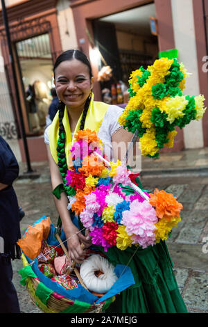 Una joven indígena zapoteca vestida con su traje tradicional de San