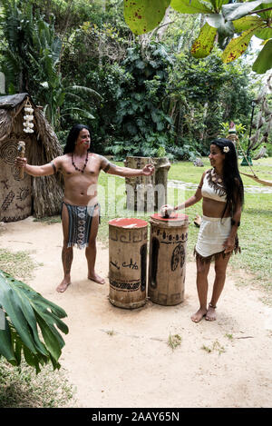 Un par de personas Taino Arawak realizar un poco de música tradicional