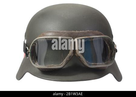 Casco alemán nazi camuflado con gafas protectoras aislado Fotografía de