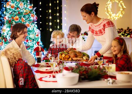 Familia Con Ni Os Comiendo Pavo Cena De Navidad En La Chimenea Y