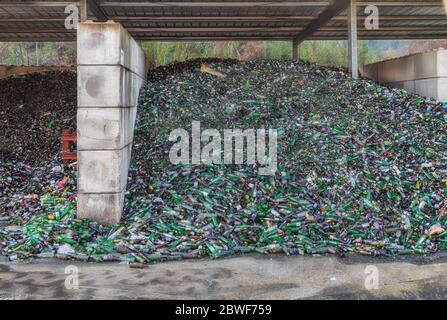 Residuos De Vidrio Para El Reciclado En Una Planta De Reciclaje Los