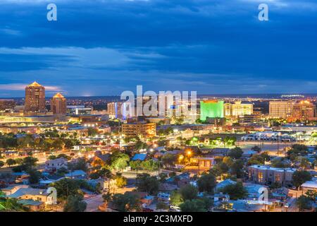 Albuquerque Nuevo México Estados Unidos Centro ciudad en penumbra